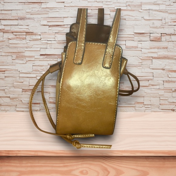 Show Giveaway - Gold and Brown Crossbody Bag with Drawstring Closure - Picture 4 of 7